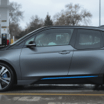 découvrez la bmw i3, une berline électrique innovante lancée face à la hausse des prix des carburants, offrant une autonomie équivalente à celle d'un véhicule diesel.