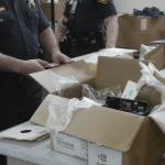 la justice américaine démantèle un important réseau de contrebande de processeurs nvidia destinés à l'intelligence artificielle en chine, renforçant la lutte contre les infractions technologiques.