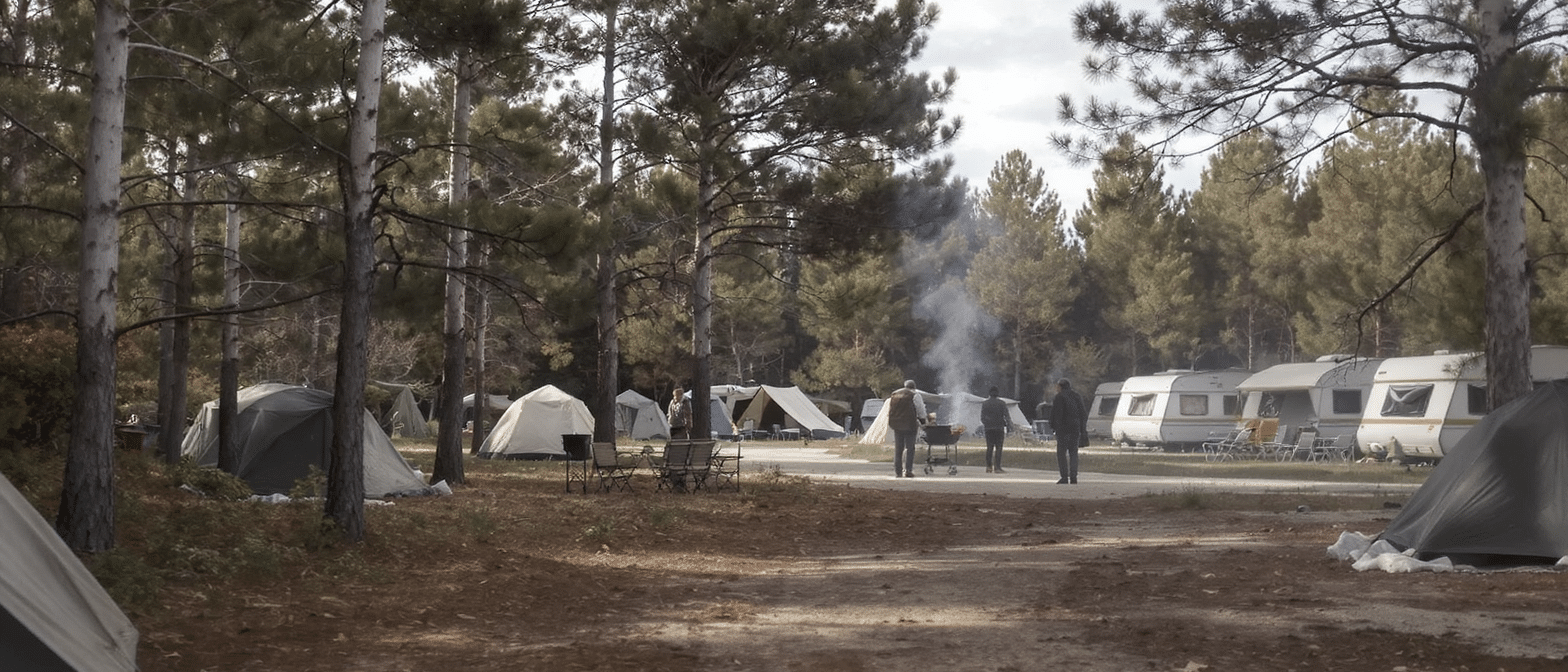découvrez l'histoire du camping des grands pins à lacanau-océan, qui célèbre 60 ans de résilience face aux défis climatiques et lutte contre la menace croissante des incendies estivaux pour garantir des séjours en toute sécurité.
