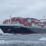 découvrez le « dubai tower », premier porte-conteneurs chinois, qui emprunte pour la première fois la route arctique pour relier la chine à l'europe, révolutionnant ainsi le transport maritime international.
