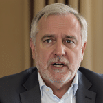 roland lescure réagit à la révision à la baisse de la croissance française au premier trimestre, qualifiant ce recul de « premier effet tangible de cet été catastrophique ».