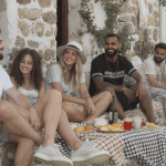 découvrez pourquoi les vacances à l'étranger cet été séduisent moins, mais restent plus durables, avec des séjours privilégiant la proximité et la durée courte.