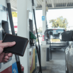 une baisse généralisée des prix des carburants coûterait cher aux finances publiques, pour un effet limité sur le pouvoir d’achat des automobilistes.