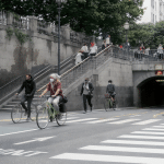 découvrez comment paris, new york et tokyo réinventent leur paysage urbain en privilégiant le métro, la marche et le vélo, réduisant ainsi la place de la voiture pour une mobilité plus durable et respectueuse de l'environnement.