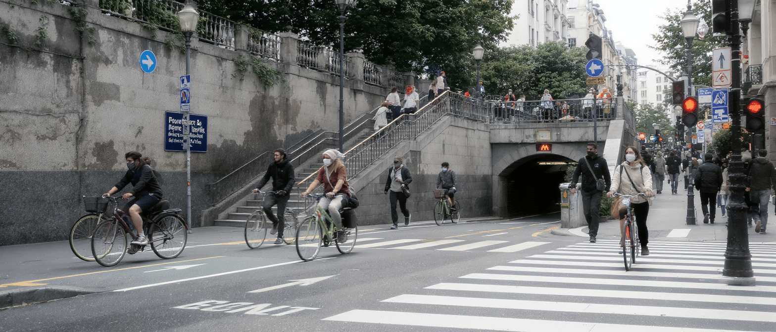 découvrez comment paris, new york et tokyo réinventent leur paysage urbain en privilégiant le métro, la marche et le vélo, réduisant ainsi la place de la voiture pour une mobilité plus durable et respectueuse de l'environnement.