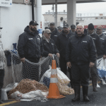 une centaine de pêcheurs bloquent à nouveau un dépôt pétrolier dans l’hérault pour protester contre la hausse des prix des carburants, impactant leur activité professionnelle.