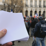 la crise politique ravive le spectre d’une france quasi insurrectionnelle et pourrait attiser les tensions autour du budget.